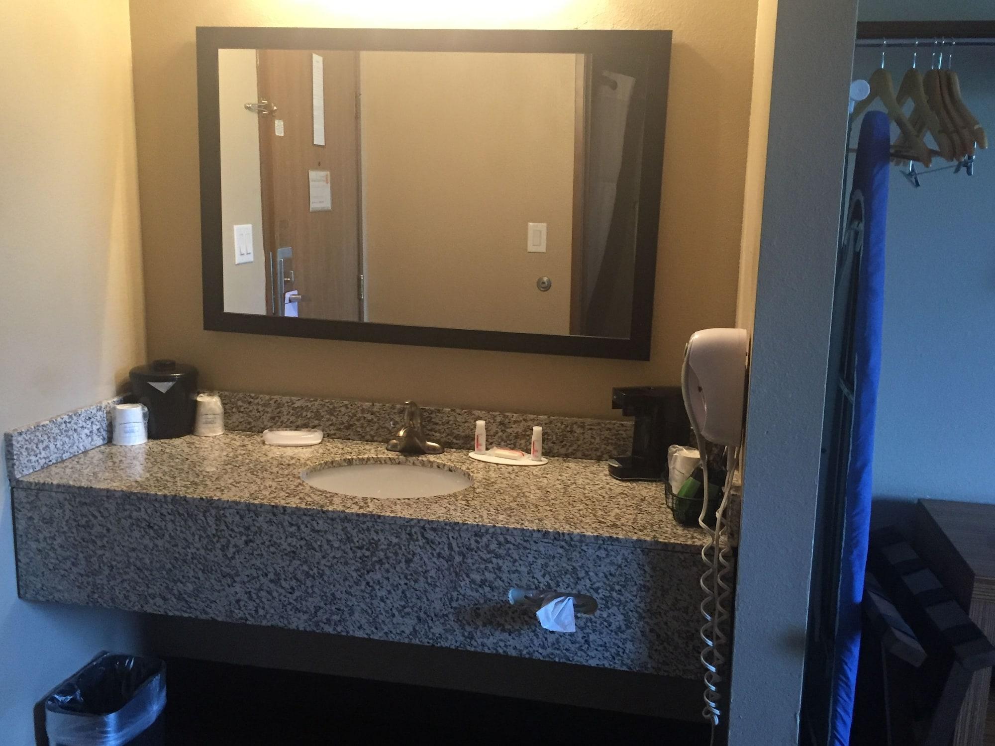 Super 8 By Wyndham Louisville Airport Luaran gambar