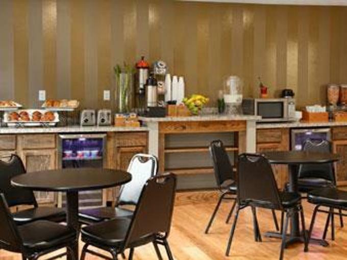 Super 8 By Wyndham Louisville Airport Luaran gambar
